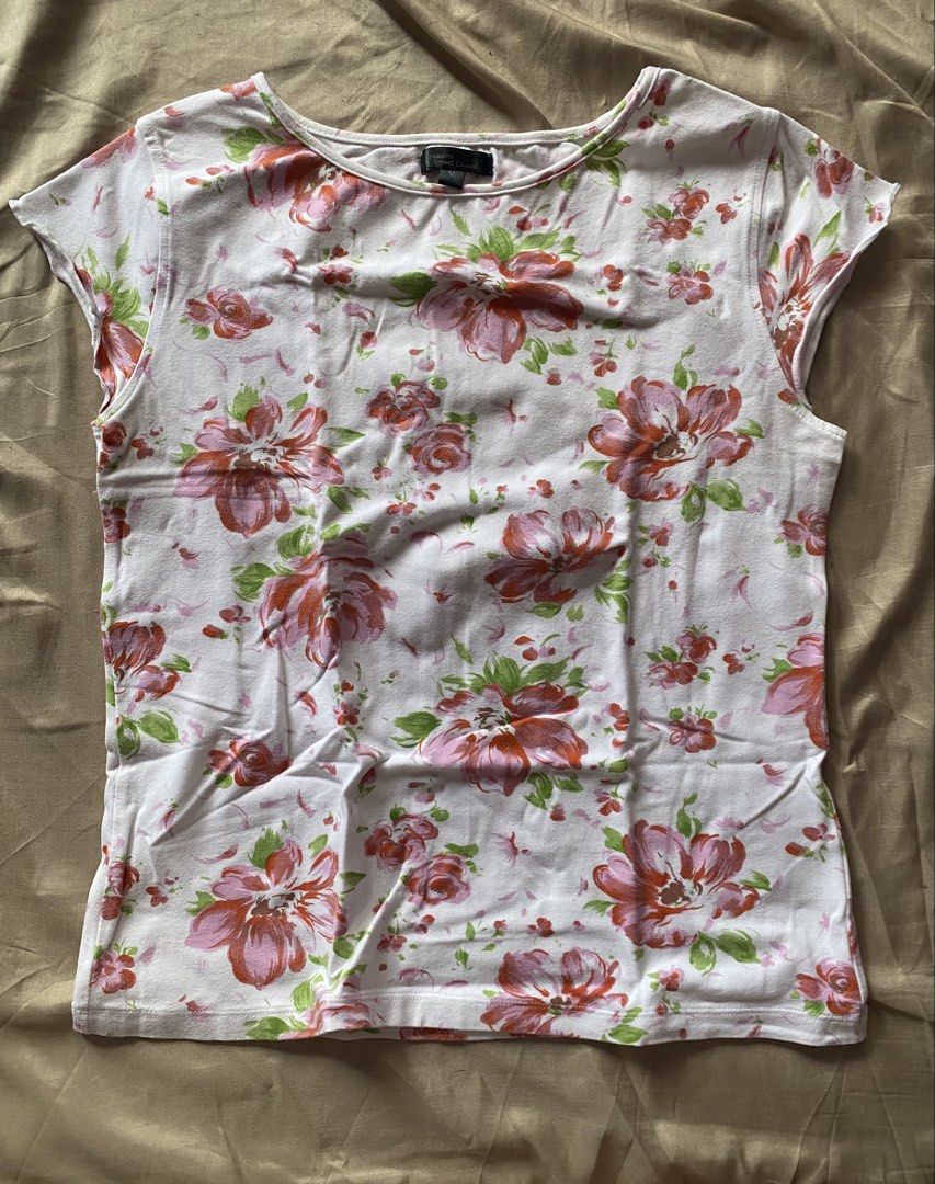 Bossini basics white flower cotton top (Category: Shirts) located in Batangas. Submitted by cherryopium (Listing ID 1434427909, Image 1). Description: Perfect for summer. Measurements laid flat: 20"L; 15"W.
