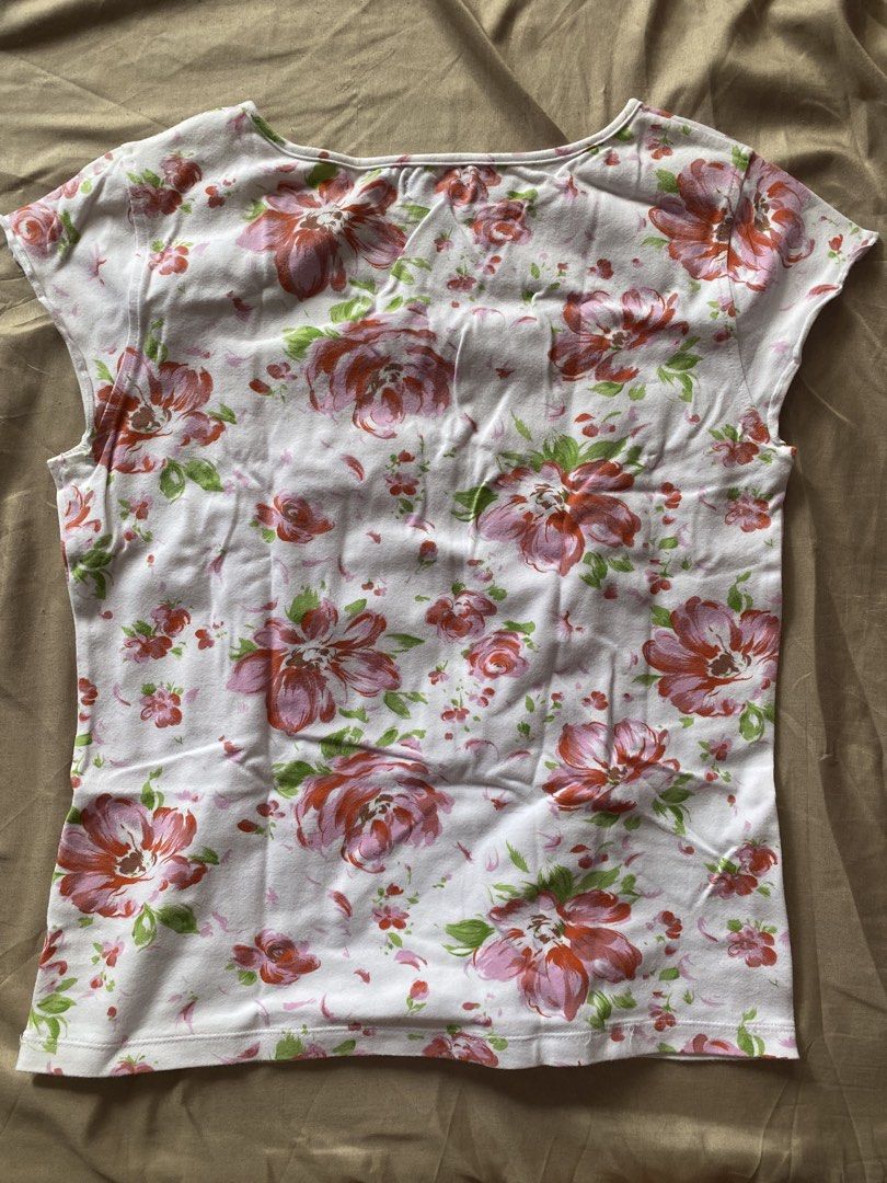 Bossini basics white flower cotton top (Category: Shirts) located in Batangas. Submitted by cherryopium (Listing ID 1434427909, Image 2). Description: Perfect for summer. Measurements laid flat: 20"L; 15"W.