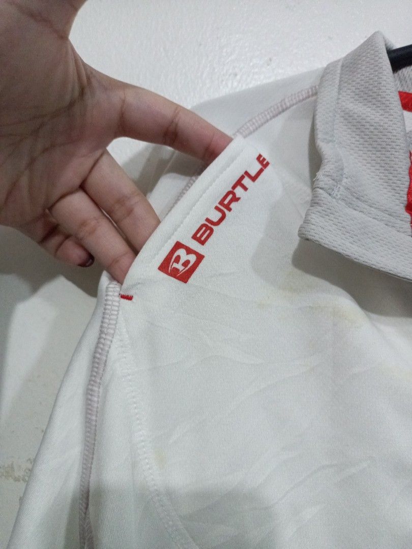 Burtle Pullover 3L (Category: Coats, Jackets and Outerwear) located in Pasig City. Submitted by yeyedelosreyes13 (Listing ID 1434500585, Image 2). Description: - White Burtle pullover - Half-zip closure - Size: 3L - Red Burtle logo on sleeve and collar - Red collar accent - Long sleeves - Needs Wash .