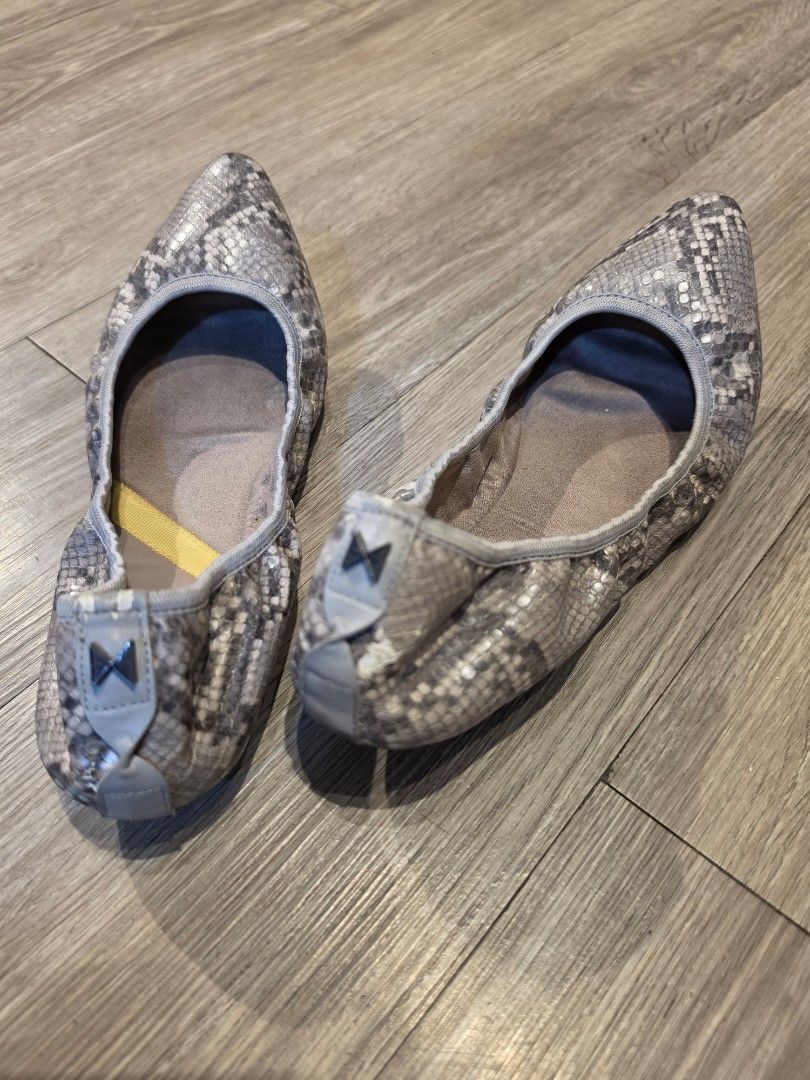 Butterflies Twists Snake Print Ballet Flats (Category: Flats & Sandals) located in Makati City. Submitted by everydaytrinkets (Listing ID 1434521509, Image 2). Description: - Butterflies Twists ballet flats - Unique snake print design - Comfortable interior with yellow accent - Foldable for easy storage and portability - Light grey soles.