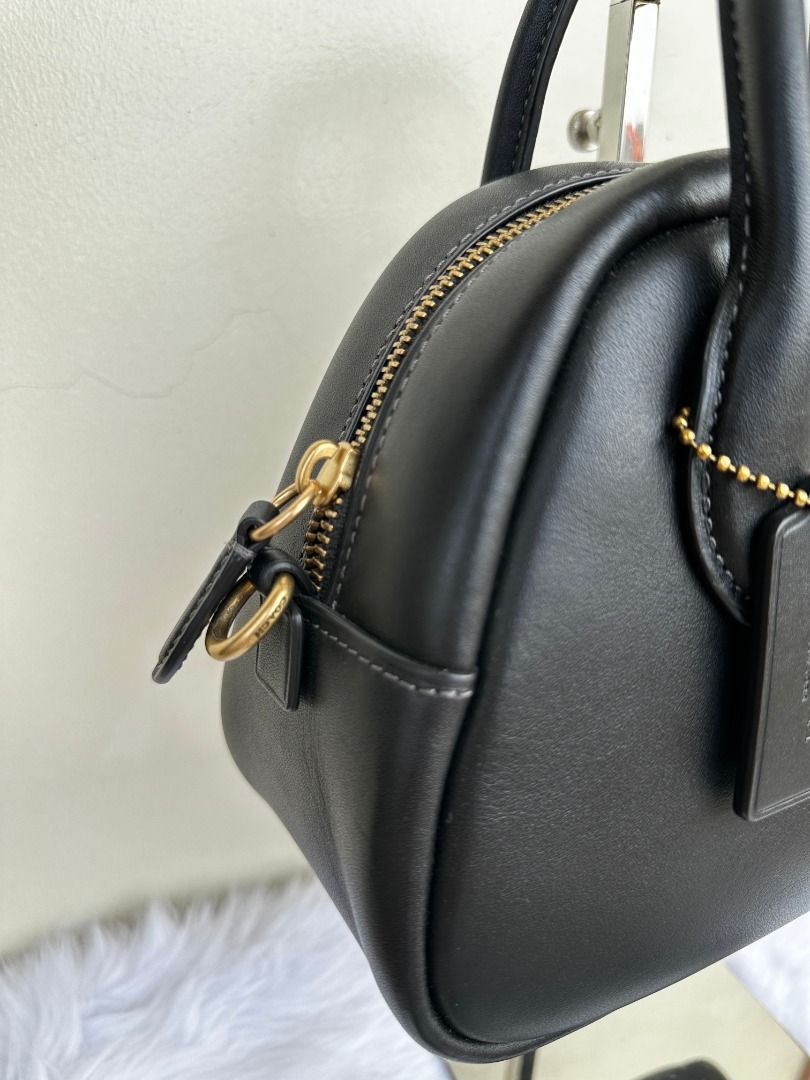 C O A C H RETAIL Borough Bowling Bag (Category: Luxury Bags & Wallets) located in Baguio. Submitted by lovedropbyk (Listing ID 1434504342, Image 3). Description: C O A C H Borough Bowling Bag Color: Black Size: 23 cm x 15 cm x 9.5 cm Handle: 7 cm drop Personal preloved (well taken care of) Condition: 9.5/10 *This is C o a c h Retail, NOT outlet Inclusion: Dust bag, Carecard, Detachable strap Available for lay-away up to 2 mos 📌 Loc: Baguio City 