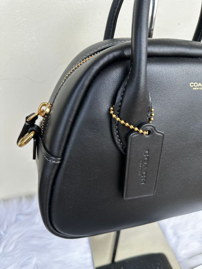 C O A C H RETAIL Borough Bowling Bag (Category: Luxury Bags & Wallets) located in Baguio. Submitted by lovedropbyk (Listing ID 1434504342, Image 2). Description: C O A C H Borough Bowling Bag Color: Black Size: 23 cm x 15 cm x 9.5 cm Handle: 7 cm drop Personal preloved (well taken care of) Condition: 9.5/10 *This is C o a c h Retail, NOT outlet Inclusion: Dust bag, Carecard, Detachable strap Available for lay-away up to 2 mos 📌 Loc: Baguio City 