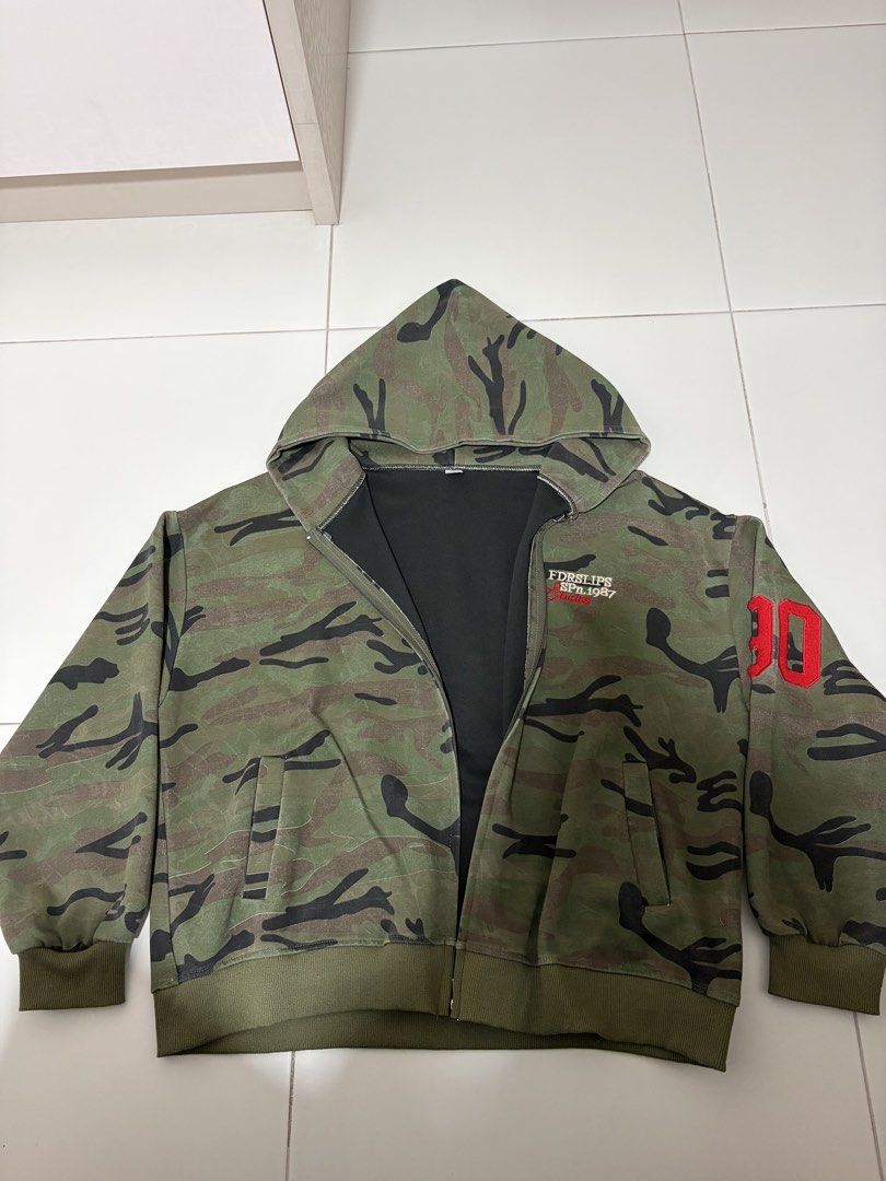 camo jacket (Category: Coats, Jackets and Outerwear) located in Singapore. Submitted by xlue.berries_ (Listing ID 1434588872, Image 1). Description: M to L.