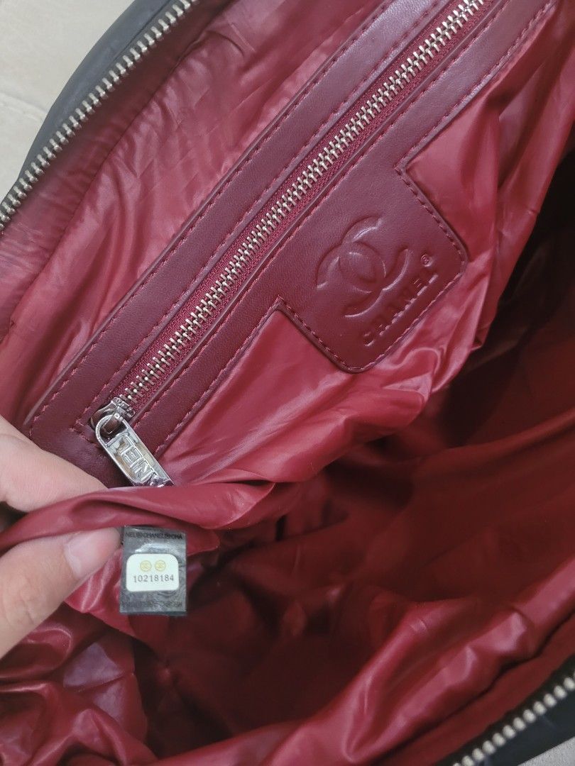 CC Quilted Leather Handbag (Category: Shoulder Bags) located in Antipolo. Submitted by dlolin (Listing ID 1434390975, Image 2). Description: - Black quilted leather handbag - Features a silver zipper closure - Iconic logo on the front - Crafted from soft leather - Elegant diamond pattern - Comfortable, padded top handle.