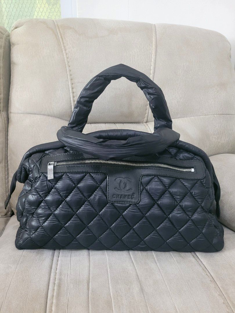 CC Quilted Leather Handbag (Category: Shoulder Bags) located in Antipolo. Submitted by dlolin (Listing ID 1434390975, Image 1). Description: - Black quilted leather handbag - Features a silver zipper closure - Iconic logo on the front - Crafted from soft leather - Elegant diamond pattern - Comfortable, padded top handle.