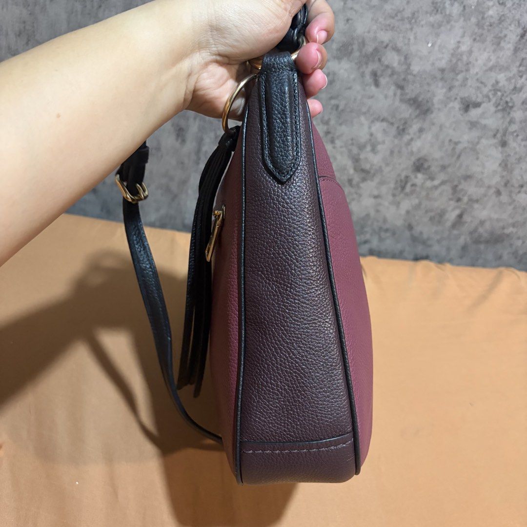 Coach Chaise Burgundy Sling Bag (Category: Luxury Bags & Wallets) located in Bulacan. Submitted by kcbd08 (Listing ID 1434521108, Image 3). Description: .