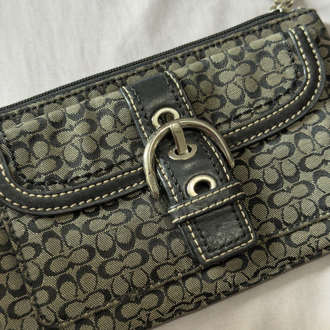COACH WRISTLET WALLET (Category: Luxury Bags & Wallets) located in Quezon City. Submitted by kyootae (Listing ID 1434469067, Image 2). Description: negotiable.