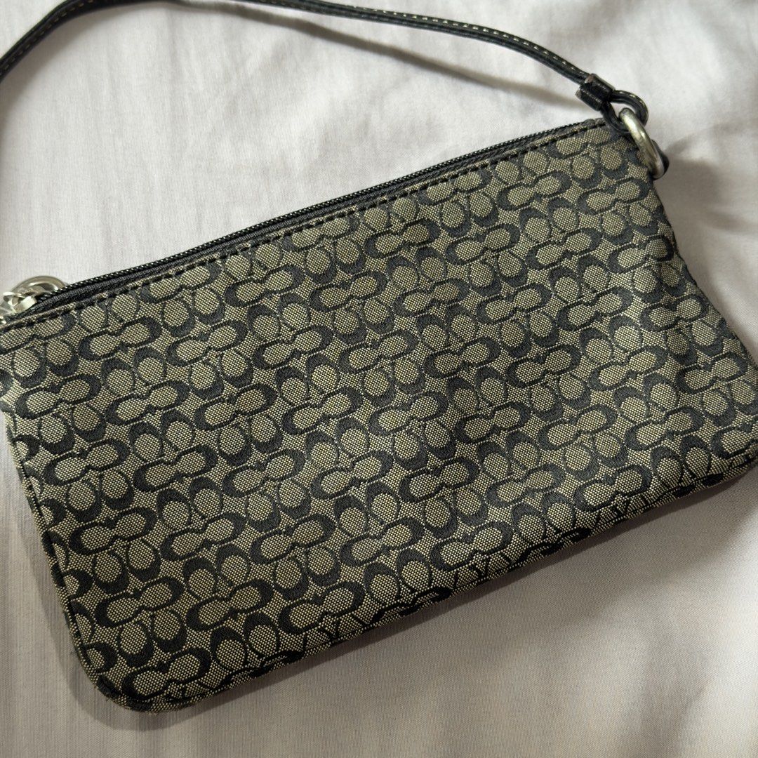 COACH WRISTLET WALLET (Category: Luxury Bags & Wallets) located in Quezon City. Submitted by kyootae (Listing ID 1434469067, Image 3). Description: negotiable.