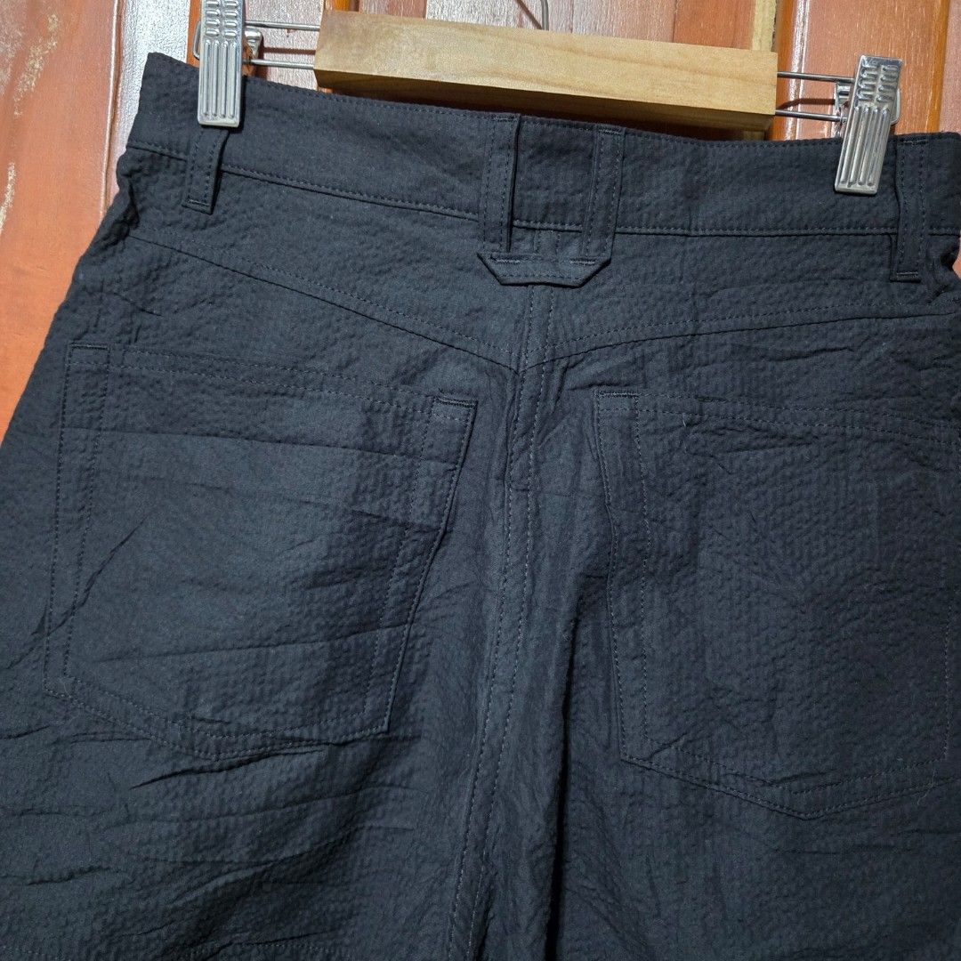 COS WOMEN SHORTS (Category: Shorts) located in Santiago. Submitted by fromboxes (Listing ID 1434478922, Image 3). Description: like new.