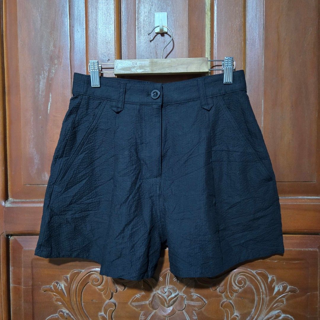 COS WOMEN SHORTS (Category: Shorts) located in Santiago. Submitted by fromboxes (Listing ID 1434478922, Image 1). Description: like new.