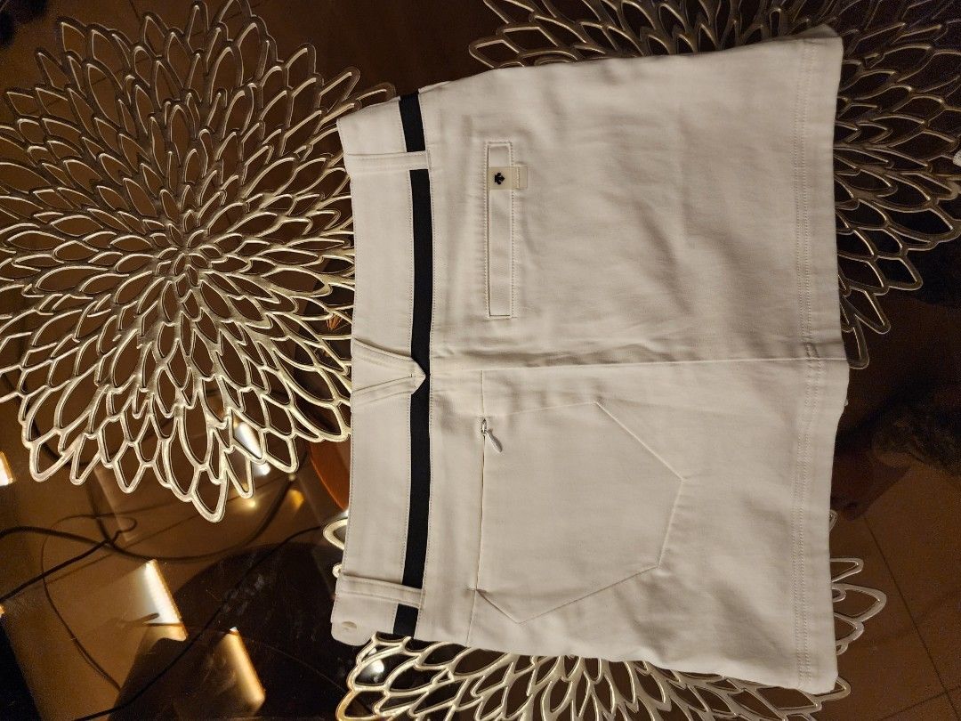 Descente White Shorts with Black Stripe (Category: Shorts) located in Caloocan City. Submitted by zheire (Listing ID 1434474160, Image 2). Description: - Descente white shorts - Black stripe detail - Size: 26 - Pockets included - Zipper closure - Made of sturdy material - Descente logo on waistband.