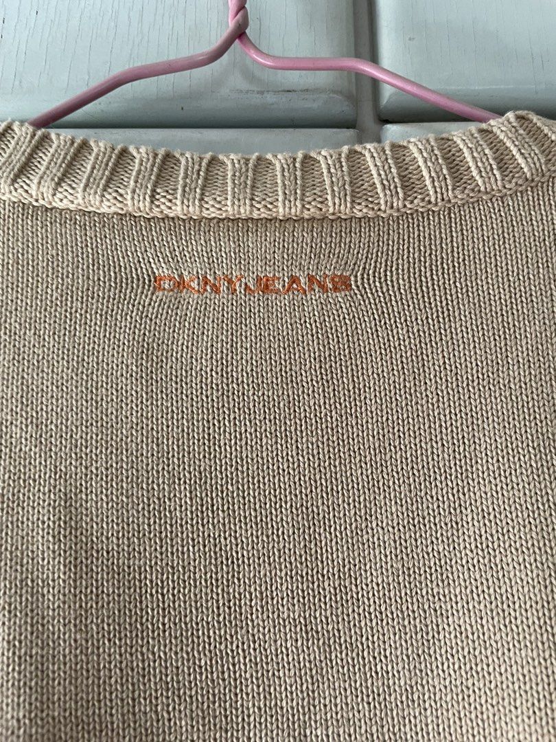 DKNY JEANS 杏色針織外套 （分類：外套及戶外衣服）位於 Hong Kong。 由 Jo_jo 提交（商品編號 1434464473，圖片 3）。簡介： DKNY JEANS杏色針織外套，背面有刺繡品牌標誌。 平度尺寸：胸42cmx身長48cmx袖長49cm 地鐵港島沿線交收 交收後不設退換。