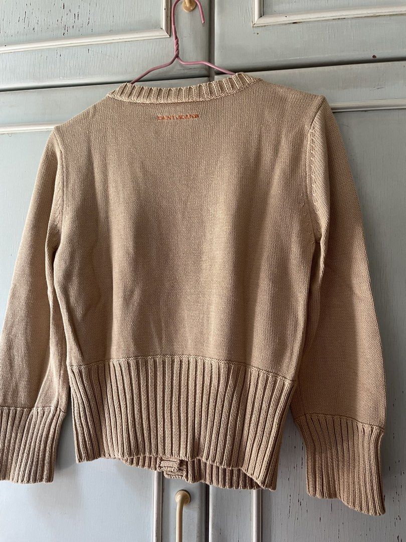 DKNY JEANS 杏色針織外套 （分類：外套及戶外衣服）位於 Hong Kong。 由 Jo_jo 提交（商品編號 1434464473，圖片 2）。簡介： DKNY JEANS杏色針織外套，背面有刺繡品牌標誌。 平度尺寸：胸42cmx身長48cmx袖長49cm 地鐵港島沿線交收 交收後不設退換。
