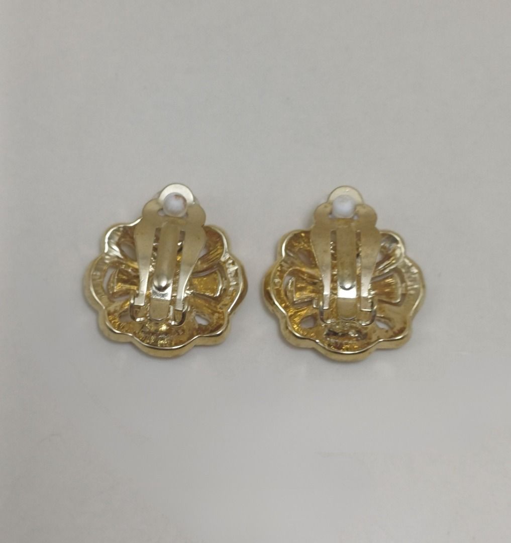 Earrings 439 (PARIS BIJOUX) (Category: Earrings) located in Cebu City. Submitted by tea_pr (Listing ID 1434399956, Image 2). Description: 1 pair available Some discoloration on 1 rubber cushion Length: 2.2 cm (approx.) Related to Necklace 266 RFS: Decluttering Delivery/shipping fee to be shouldered by buyer. Modes of payment: Gcash, PayPal, or online bank transfer.