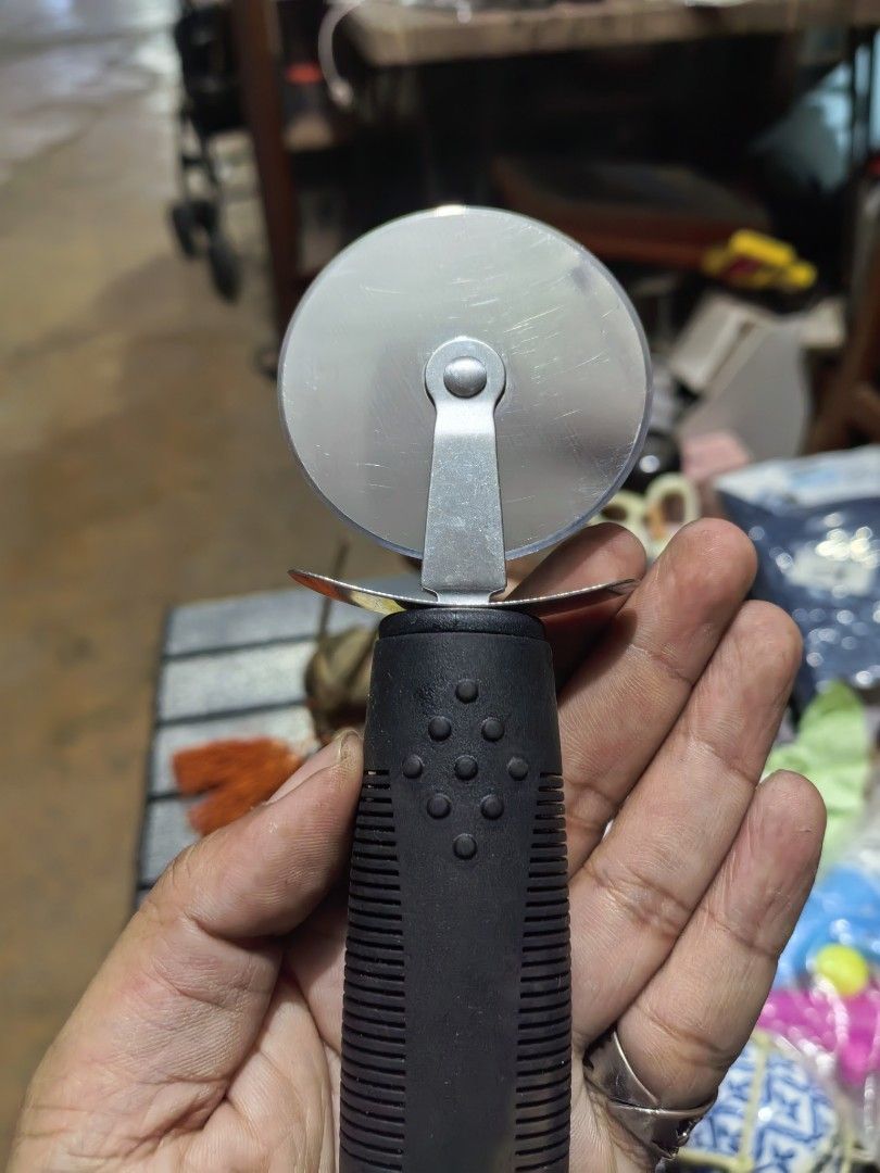 Echo Metal Pizza Cutter (Category: Other Kitchenware & Tableware) located in Cebu City. Submitted by dudes_villanueva (Listing ID 1434389706, Image 2). Description: Echo Metal Pizza Cutter 📌 Stainless steel kitchen utensil for slicing pizza. It features a resin handle for a firm grip and measures approximately 190 mm in length. 📌 In excellent condition..