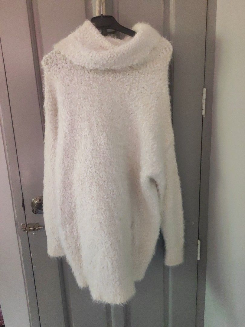 Forever 21 sweater dress (Category: Dresses) located in Manila. Submitted by madriagani48857 (Listing ID 1434451932, Image 1). Description: -63% polyester , 37% nylon RFS: A gift but too hot to wear out could give onee-gyaru.
