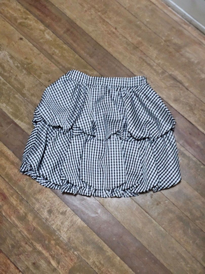 Gingersnaps Puffy Skirt (Category: Shorts) located in Manila. Submitted by corickety (Listing ID 1434465906, Image 1). Description: Negotiable Price • Waist Width: 14in • Length: 16in • Adjustable garter (can be tightened to 11-12in) •Loose button.