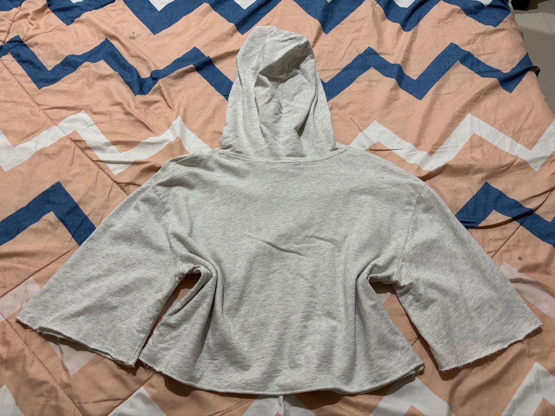 Grey Semi-Crop Top Hoodie (Category: Others Tops) located in Cavite. Submitted by szky_ (Listing ID 1434546687, Image 2). Description: DECLUTTERED CLOTHES FOR SALE 😱‼️ MOP: GCash only COURIER: J&T (minimum ₱125) 📍Gen. Tri., Cavite.