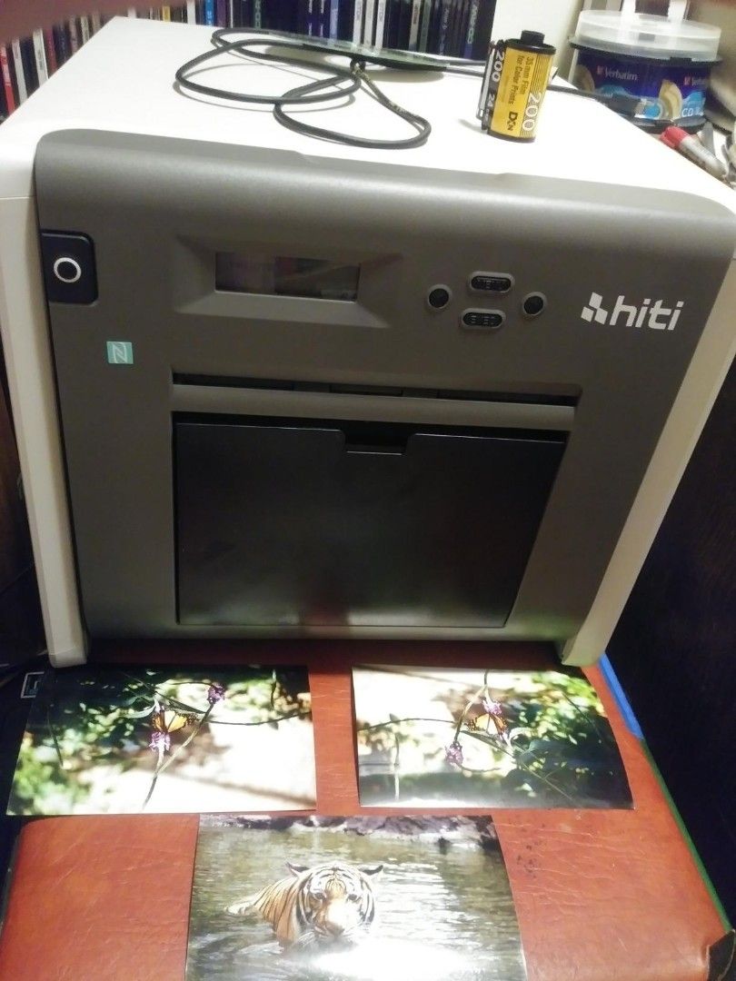 Hiti P525L hoto Printer (Category: Printers, Scanners & Copiers) located in Mexico. Submitted by reyesred1 (Listing ID 1434445093, Image 1). Description: - Hiti photo printer included. - Comes with a roll of film. - Prints photos as seen in the images. - Features a built-in display and buttons. - Color: Gray and white. lifetime warranty - gakken.