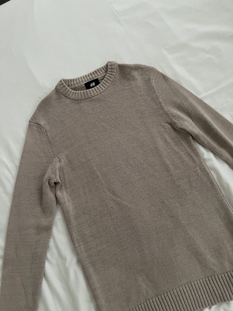 H&M Crew Neck Unisex Sweater (Category: Longsleeves) located in Angeles City. Submitted by mkbear98 (Listing ID 1434428919, Image 1). Description: - H&M crew neck sweater - Unisex - Long sleeves - Ribbed hem and cuffs - Versatile neutral color - Comfortable knit material - 45% Linen 35% Cotton.