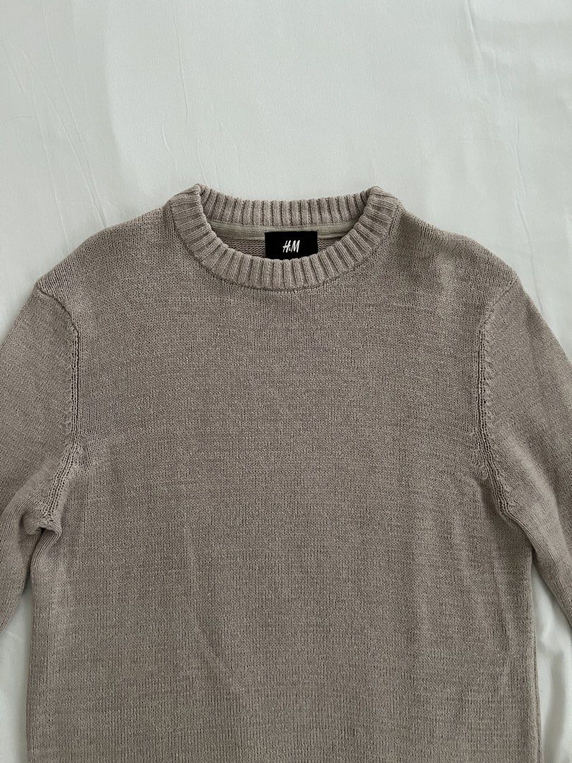 H&M Crew Neck Unisex Sweater (Category: Longsleeves) located in Angeles City. Submitted by mkbear98 (Listing ID 1434428919, Image 2). Description: - H&M crew neck sweater - Unisex - Long sleeves - Ribbed hem and cuffs - Versatile neutral color - Comfortable knit material - 45% Linen 35% Cotton.
