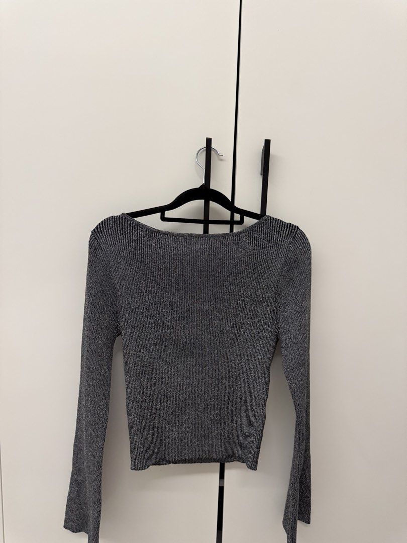 H&M Divided Long Sleeve Top (Category: Longsleeves) located in Manila. Submitted by sofffdlr (Listing ID 1434521064, Image 1). Description: - H&M Divided long-sleeved top - Features a flattering scoop neckline - Ribbed texture - Sleeves have a slight flare at the wrist - Shimmery grey color - Size L.