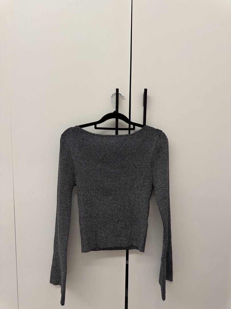 H&M Divided Long Sleeve Top (Category: Longsleeves) located in Manila. Submitted by sofffdlr (Listing ID 1434521064, Image 2). Description: - H&M Divided long-sleeved top - Features a flattering scoop neckline - Ribbed texture - Sleeves have a slight flare at the wrist - Shimmery grey color - Size L.