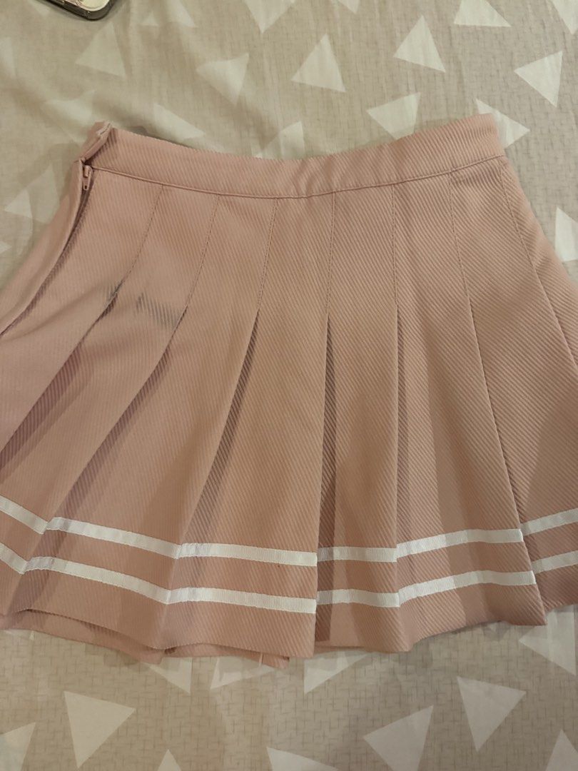 H&M Pink Skirt (Category: Skirts) located in Las Pinas. Submitted by yncxz (Listing ID 1434511451, Image 2). Description: .