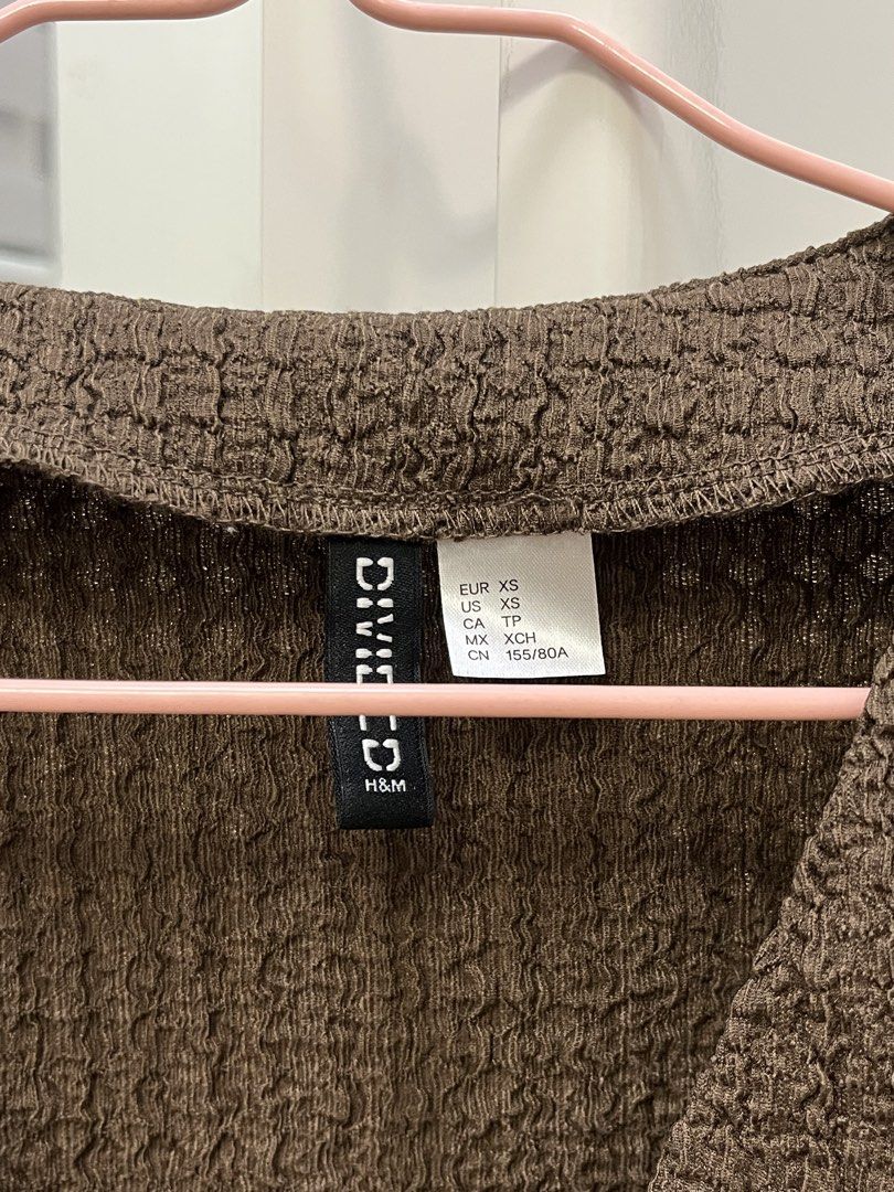 h&m textured top (Category: Sleeveless) located in Binan City. Submitted by machatto.declutter (Listing ID 1434531355, Image 3). Description: color may vary due to lighting.