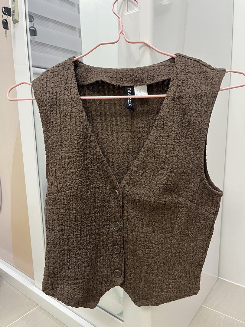 h&m textured top (Category: Sleeveless) located in Binan City. Submitted by machatto.declutter (Listing ID 1434531355, Image 1). Description: color may vary due to lighting.