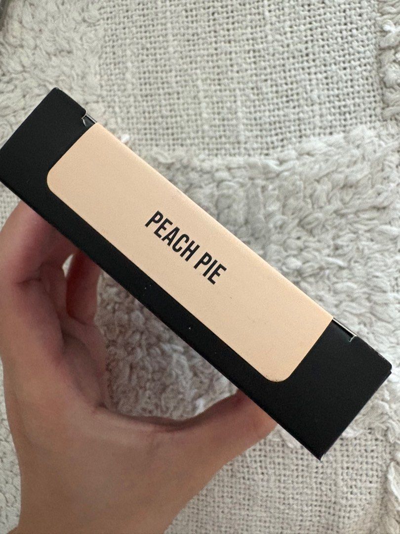 HUDA EASY BAKE PRESSED SETTING POWDER (Category: Makeup) located in Mandaluyong City. Submitted by kshn00 (Listing ID 1434448479, Image 2). Description: .