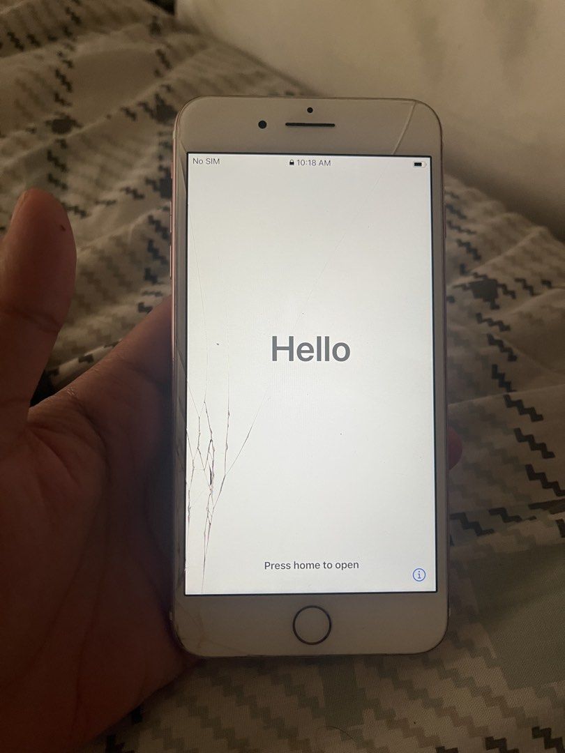 Iphone 7 plus (Category: iPhone 7 Series) located in Cavite. Submitted by pojibarwatashi (Listing ID 1434402421, Image 1). Description: Iphone 7 plus with passcode issue and crack kayo na pagawa if ever pwede pang parts pm me for more info.