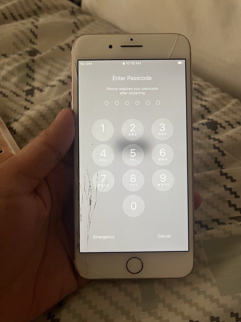 Iphone 7 plus (Category: iPhone 7 Series) located in Cavite. Submitted by pojibarwatashi (Listing ID 1434402421, Image 2). Description: Iphone 7 plus with passcode issue and crack kayo na pagawa if ever pwede pang parts pm me for more info.