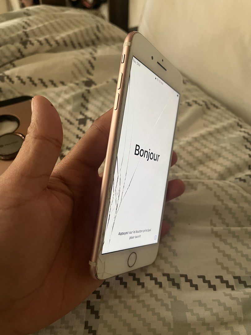 Iphone 7 plus (Category: iPhone 7 Series) located in Cavite. Submitted by pojibarwatashi (Listing ID 1434402421, Image 3). Description: Iphone 7 plus with passcode issue and crack kayo na pagawa if ever pwede pang parts pm me for more info.
