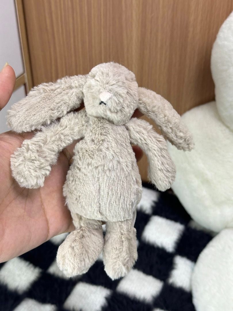 Jelly Cat Amuseables : Bashful Beige/ Gray /Silver Baby Bunny Tiny (Category: Designer & Blind Box Toys) located in Quezon City. Submitted by genie.fluff (Listing ID 1434594424, Image 1). Description: TINY SIZED: 5-7IN With tags and Serial CODE : JELLY8497 ✬✬CERTIFIED GENUINE AND AUTHENTIC BY JELLYCAT COLLECTORS✬✬ I can't determine which color scheme it is XD .
