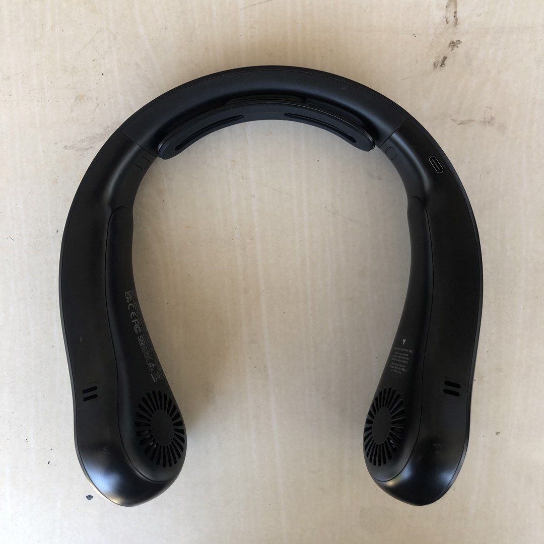 JisuLife Neck Fan Life4 (Category: Fans) located in Las Pinas. Submitted by iyyly (Listing ID 1434430210, Image 3). Description: Jisulife Neck Fan Life4 (Black) selling my pre-loved neck fan! bought this for ₱1,200 but will be selling it for ₱850 fixed inclusions: - neck fan - charger - original box MOP: Gcash/Bank Transfer MOD: JnT/Lalamove (kindly arrange the booking on your end).