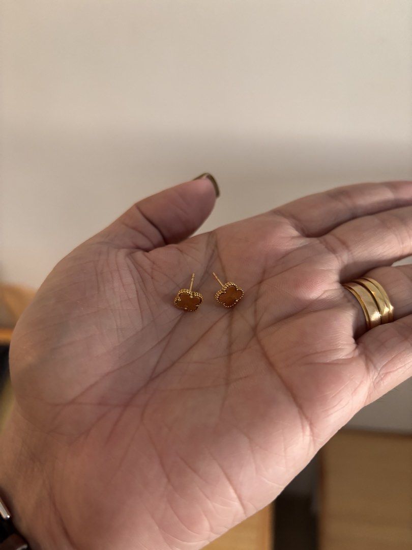 K18 Japan Gold Clover Stud Earrings (Category: Earrings) located in Mandaluyong City. Submitted by sshineshine (Listing ID 1434544367, Image 3). Description: K18 Japan Gold Clover Stud Earrings.