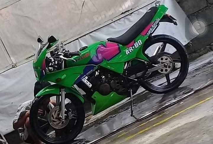Kawasaki AR-80 Motorcycle (Category: Motorbikes for Sale) located in Cainta. Submitted by blod0214 (Listing ID 1434426766, Image 1). Description: Green Kawasaki AR-80 motorcycle. Features a custom paint job with pink and purple accents. Equipped with aftermarket exhaust. Black wheels and a black seat..