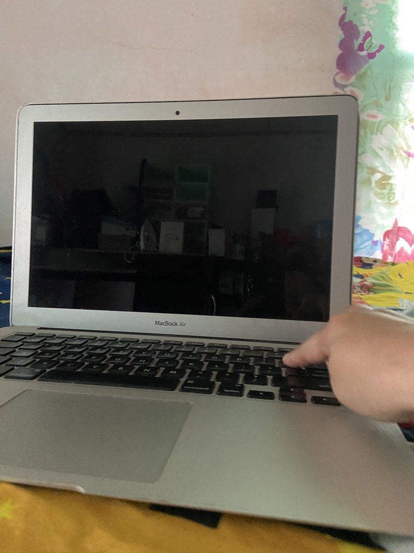 MacBook Air Rush (Category: Laptops & Notebooks) located in Manila. Submitted by businesses101 (Listing ID 1434388436, Image 2). Description: Bigla wala n LCD hayzzz can give the pw I need my photos un lng .