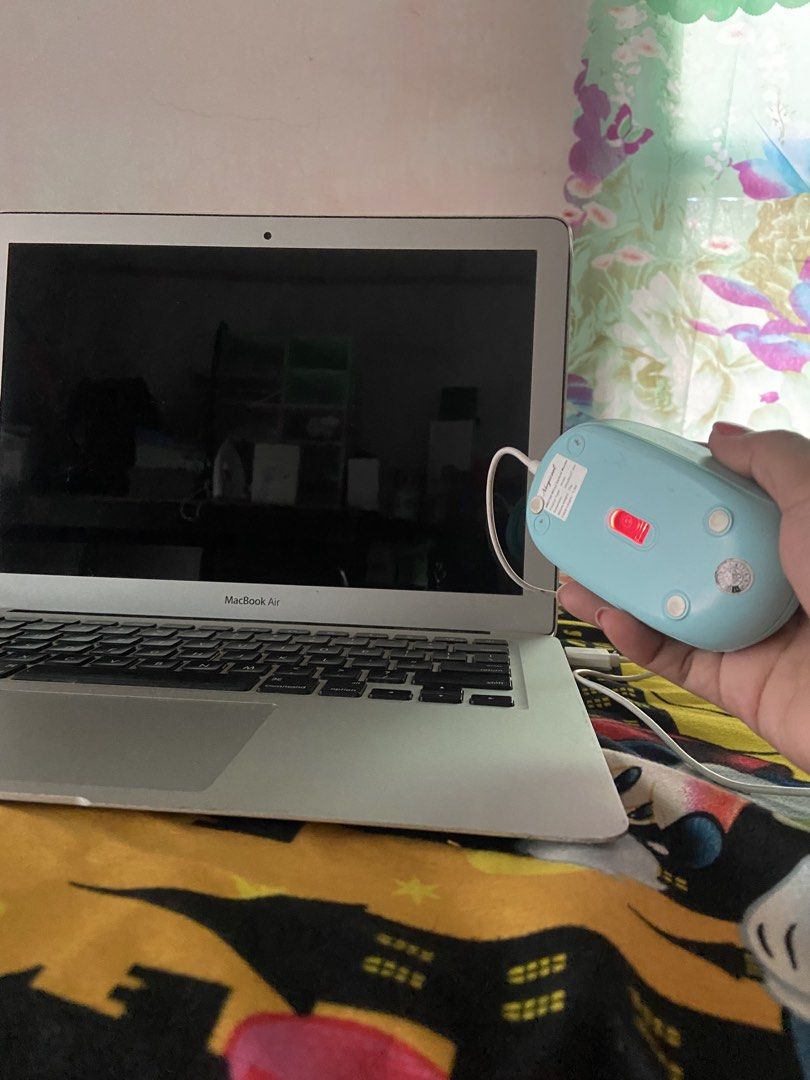 MacBook Air Rush (Category: Laptops & Notebooks) located in Manila. Submitted by businesses101 (Listing ID 1434388436, Image 1). Description: Bigla wala n LCD hayzzz can give the pw I need my photos un lng .