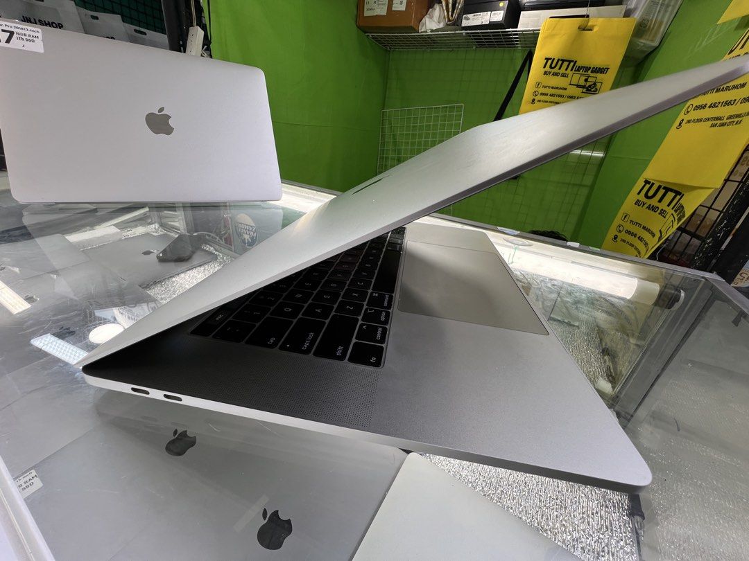 MacBook Pro 2018 15-inch (Category: Laptops & Notebooks) located in Manila. Submitted by vaniextura (Listing ID 1434548023, Image 2). Description: - MacBook Pro 2018 - 15-inch display - Intel Core i7 processor - 16GB RAM - 512GB SSD storage - Silver color - Backlit keyboard - Battery cycle count: 124 - Runs macOS Sequoia.