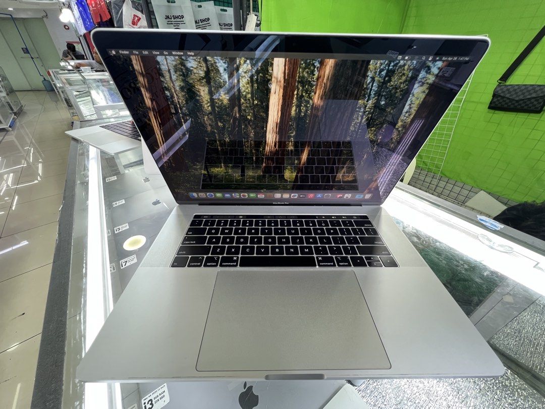 MacBook Pro 2018 15-inch (Category: Laptops & Notebooks) located in Manila. Submitted by vaniextura (Listing ID 1434548023, Image 1). Description: - MacBook Pro 2018 - 15-inch display - Intel Core i7 processor - 16GB RAM - 512GB SSD storage - Silver color - Backlit keyboard - Battery cycle count: 124 - Runs macOS Sequoia.