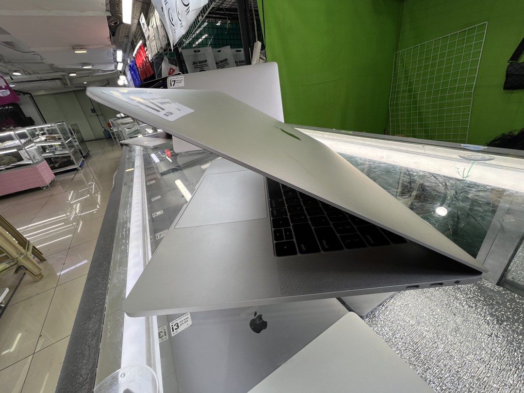 MacBook Pro 2018 15-inch (Category: Laptops & Notebooks) located in Manila. Submitted by vaniextura (Listing ID 1434548023, Image 3). Description: - MacBook Pro 2018 - 15-inch display - Intel Core i7 processor - 16GB RAM - 512GB SSD storage - Silver color - Backlit keyboard - Battery cycle count: 124 - Runs macOS Sequoia.