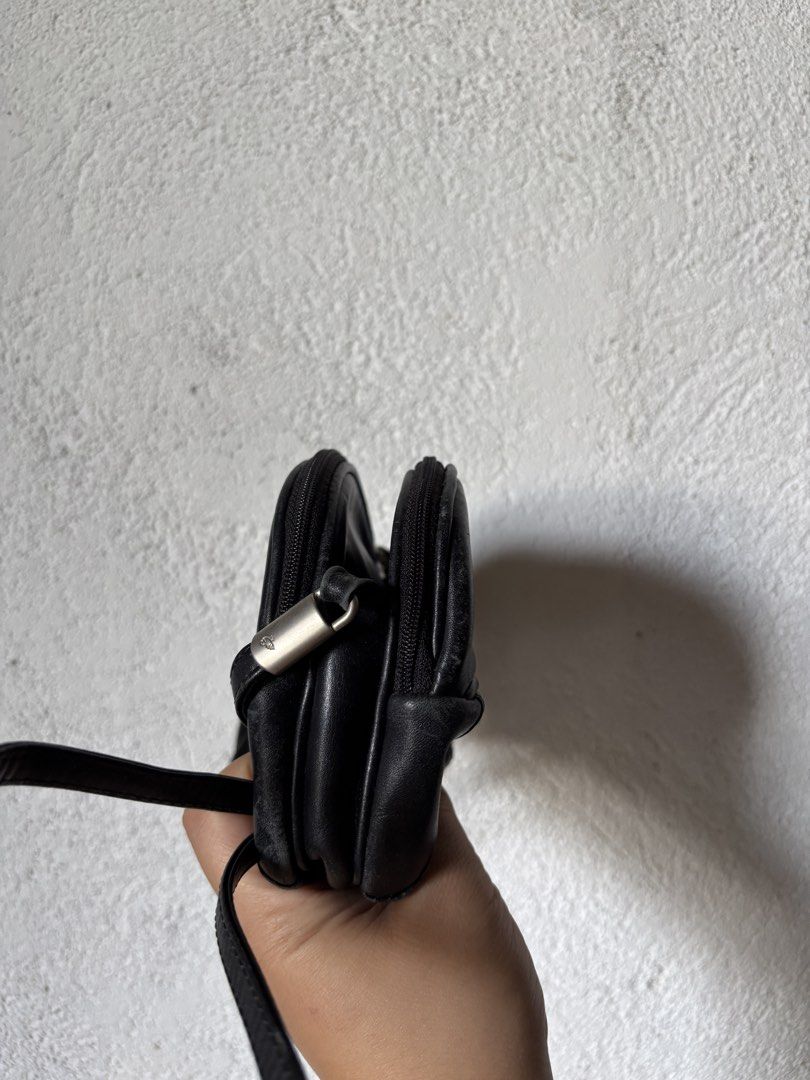 Mandarin Duck Black Sling Bag (Category: Cross-body Bags) located in San Juan City. Submitted by prelaabthings (Listing ID 1434391987, Image 3). Description: Vintage Visible signs of usage Zippers are in good shape With two zipper compartments plus middle compartment .