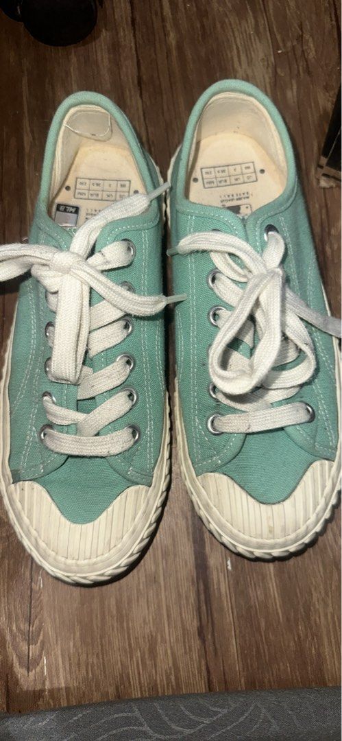 MLB Playball Origin NY Mint Green (32SHP1111) (Category: Sneakers) located in San Pablo. Submitted by crazyr17 (Listing ID 1434556882, Image 1). Description: - Mint green MLB Playball sneakers - White laces - White sole with black accents - Insole details: - US 6 - UK 3 - EUR 36.5 - 230 mm - "PLAY BALL" printed on the back.