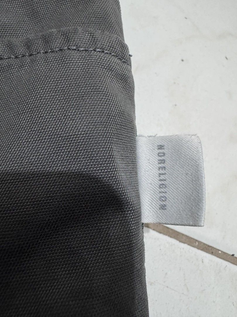 NoReligion workwear baggy short (Category: Shorts) located in Navotas City. Submitted by aesthetic_achrive (Listing ID 1434600374, Image 3). Description: solid quality 34-38 adjustable waist 22 lenght 13.5 leg open no issue baggy short.