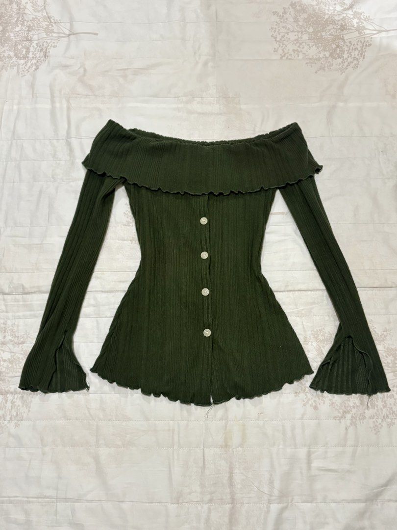 off-shoulder fitted green buttoned top (Category: Longsleeves) located in Taguig. Submitted by everlaces (Listing ID 1434542446, Image 1). Description: .