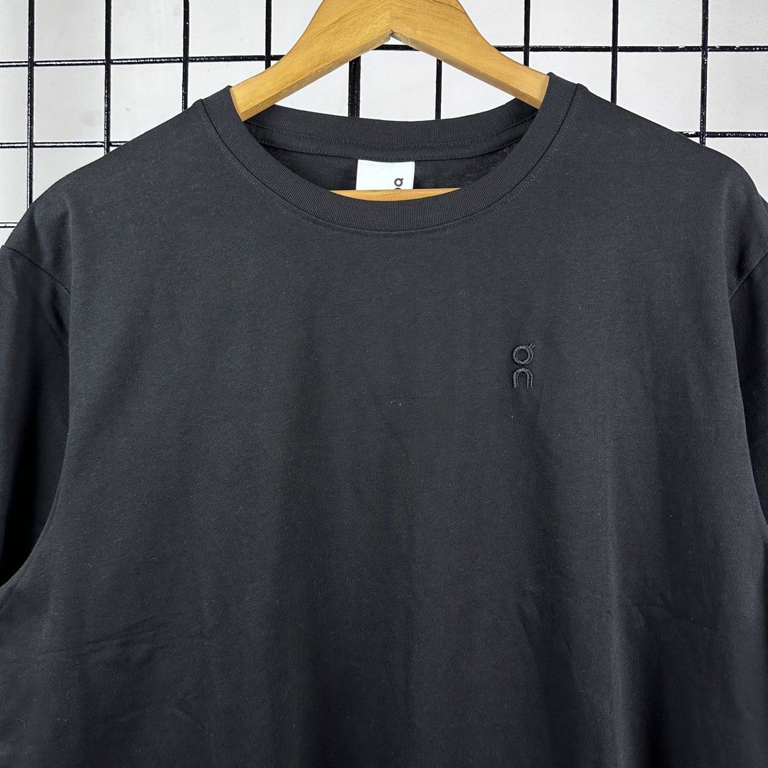ON CLOUD TEE (Category: Activewear) located in Manila. Submitted by puppyinsane (Listing ID 1434478552, Image 2). Description: BRAND NEW & AUTHENTIC .