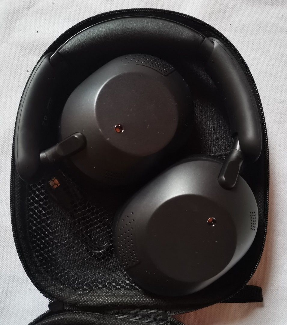 Orashare ANC HS02-102 Headset (Category: Headphones & Headsets) located in Baguio. Submitted by c0lby3 (Listing ID 1434433047, Image 3). Description: - Orashare ANC HS02-102 Bluetooth 5.4 Headset - Color: Black - Features Active Noise Cancellation (ANC) with one-click noise reduction - Comfortable cushioned earcups - Foldable design for easy storage - Includes carrying case and charging cable.
