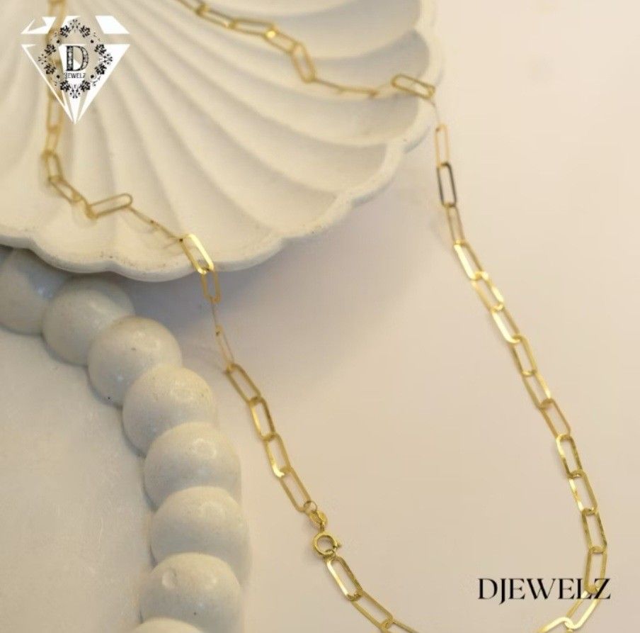 Paperclip 18k Gold Necklace (Category: Necklaces) located in Rodriguez. Submitted by Branded100 (Listing ID 1434502254, Image 2). Description: 18k gold est grams 1.1 to 1.2 18inches - Features a delicate gold chain. - Design: Rectangular links - Secure and easy-to-use clasp. - Versatile accessory for various occasions. - A beautiful piece of jewelry..